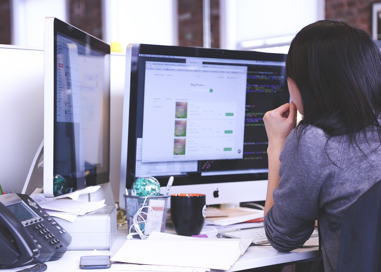 Kenapa Bisnis Modern Butuh Website Custom, Bukan Sekadar Template
