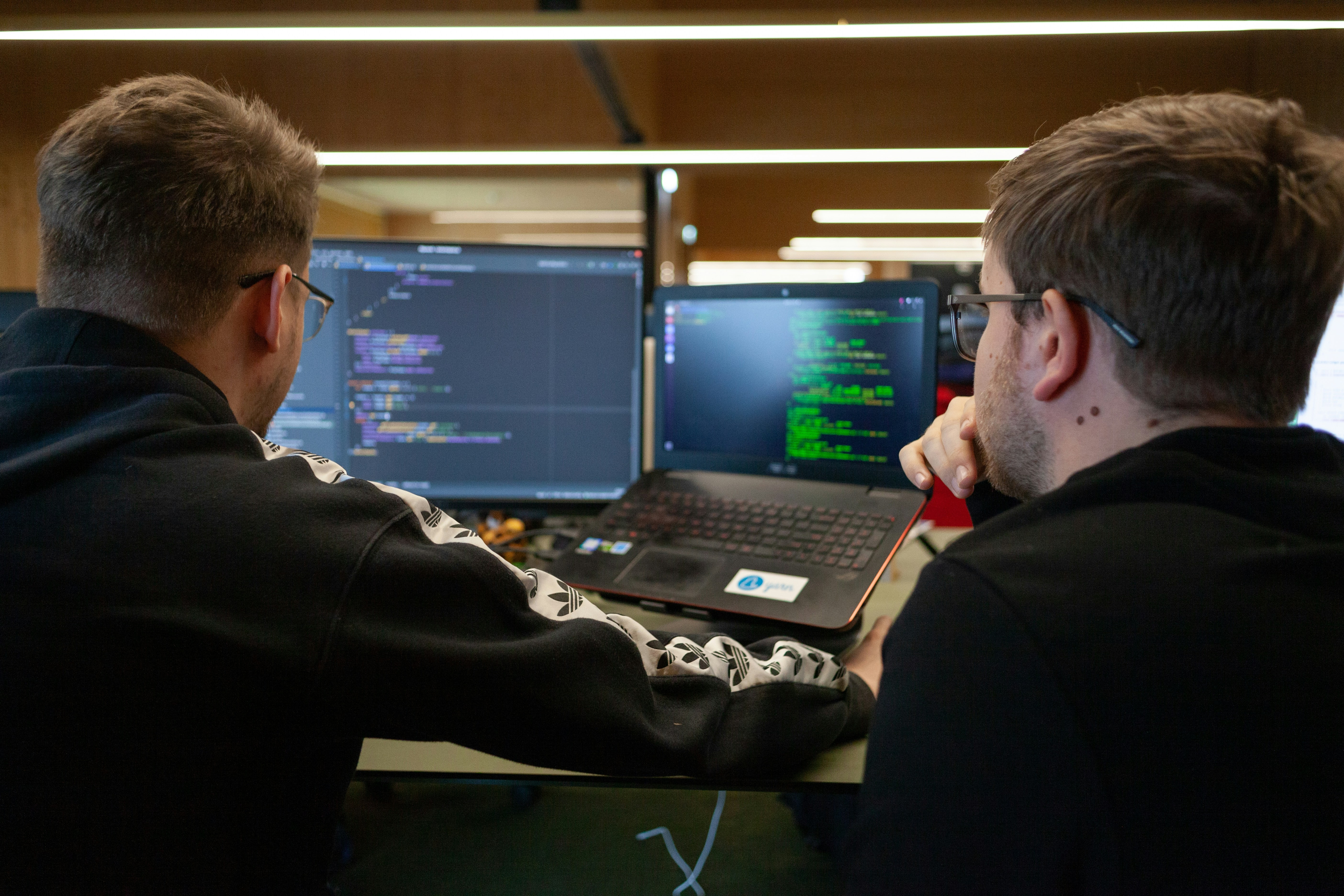 Custom Software vs Software Siap Pakai: Mana yang Lebih Cocok untuk Perusahaan Kamu?